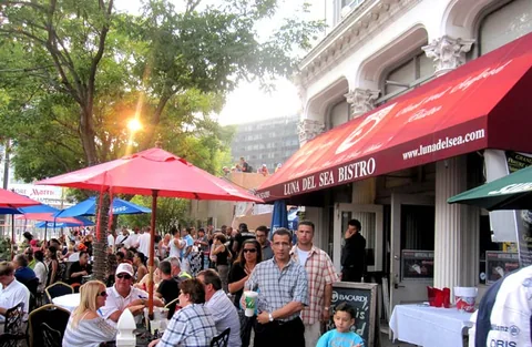 Guests at outdoor tables outside Luna Del Sea.