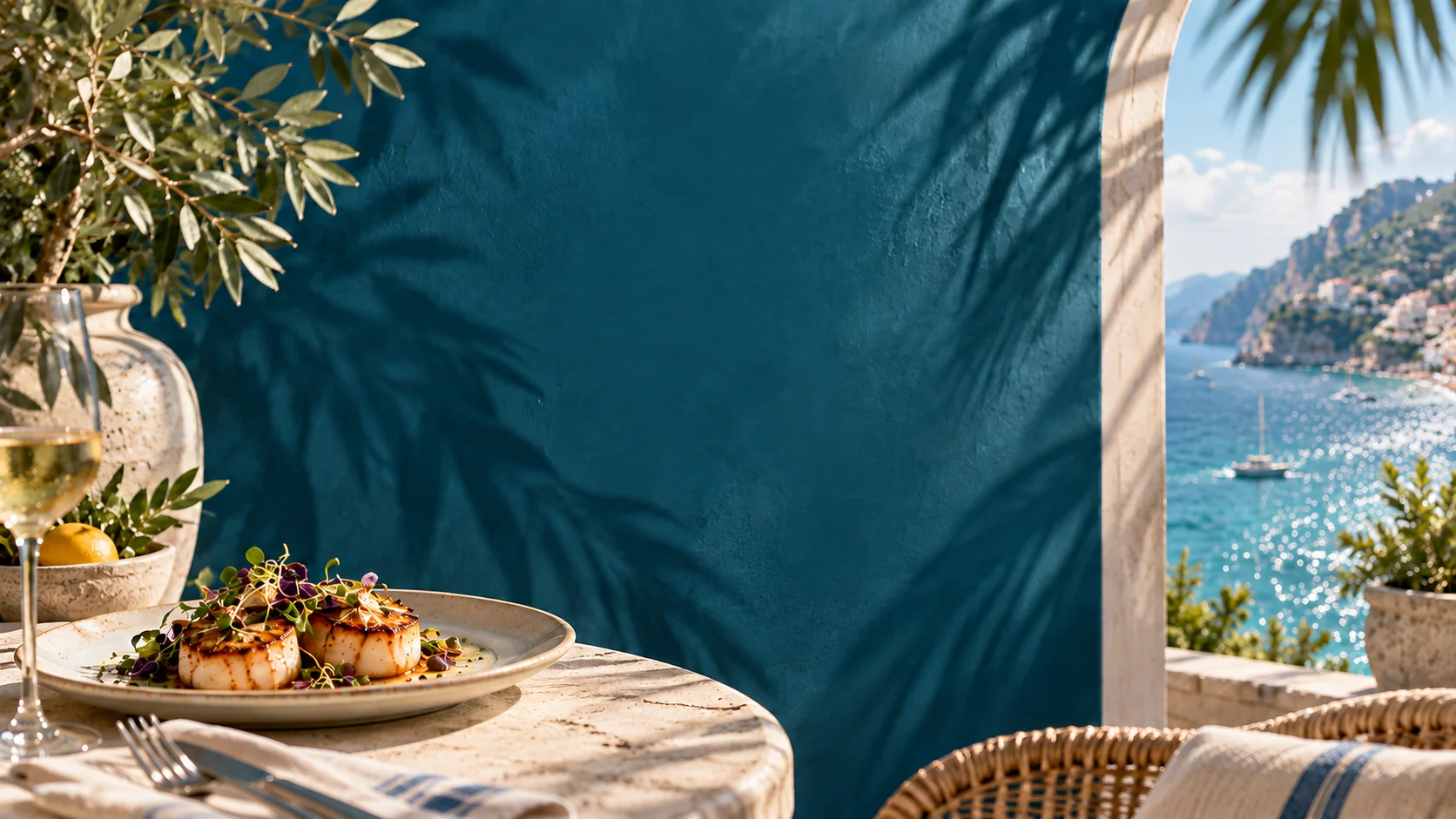 Coastal dining concept with teal plaster and intimate table setting
